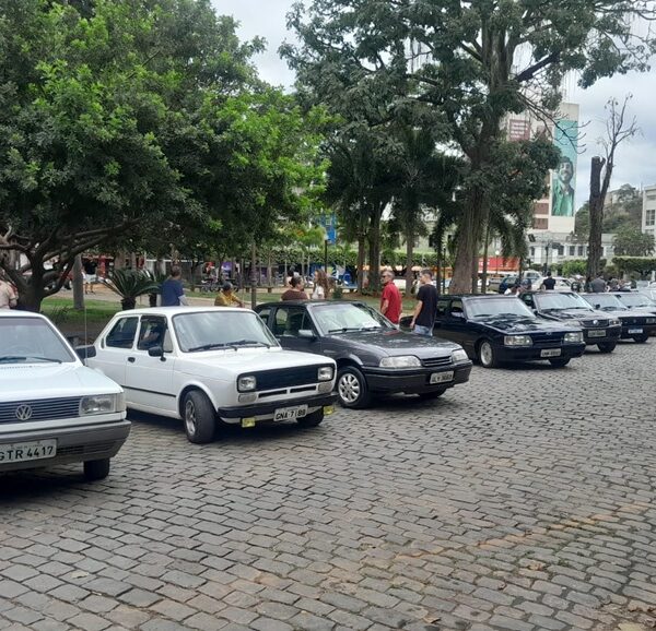 Exposição de carros em Leopoldina reúne admiradores do antigomobilismo da região
