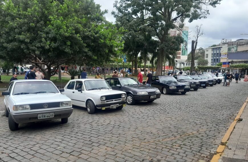 Exposição de carros em Leopoldina reúne admiradores do antigomobilismo da região