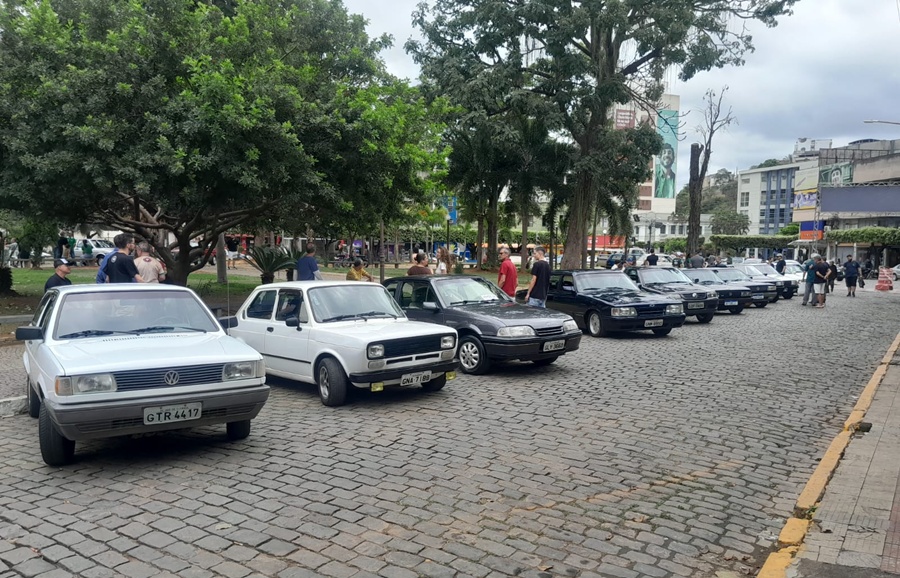 Exposição de carros em Leopoldina reúne admiradores do antigomobilismo da região