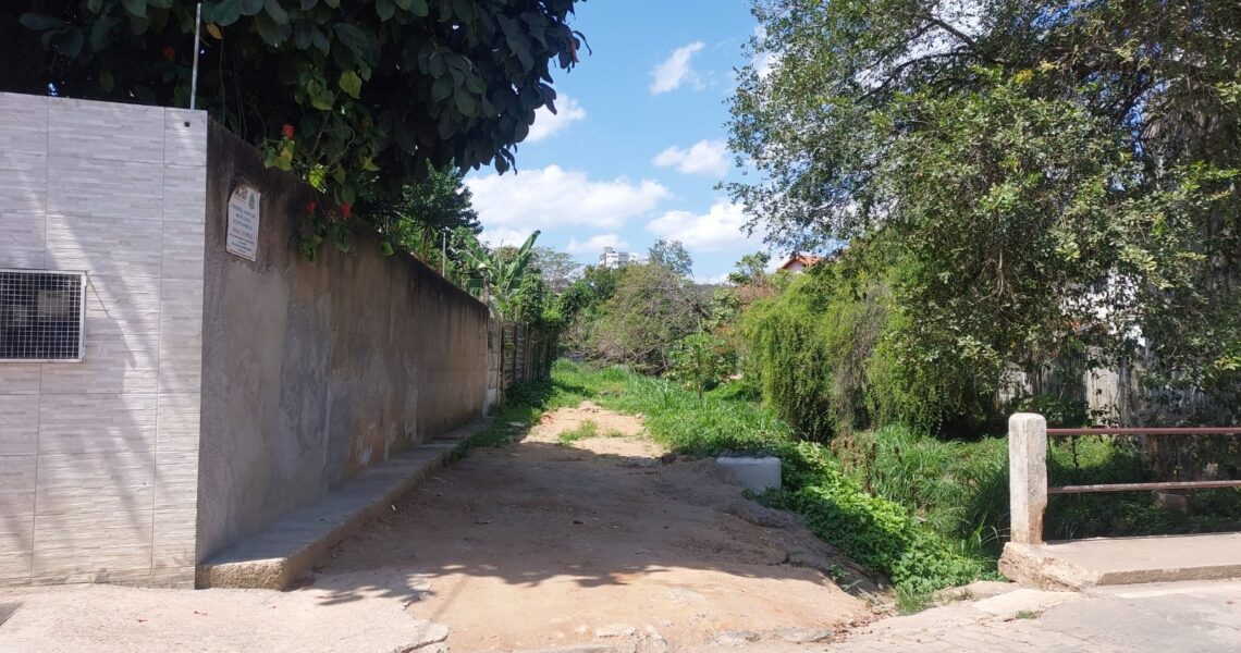 Moradores da Marechal Deodoro alertam para ‘biqueira’ de drogas em área de servidão em Leopoldina