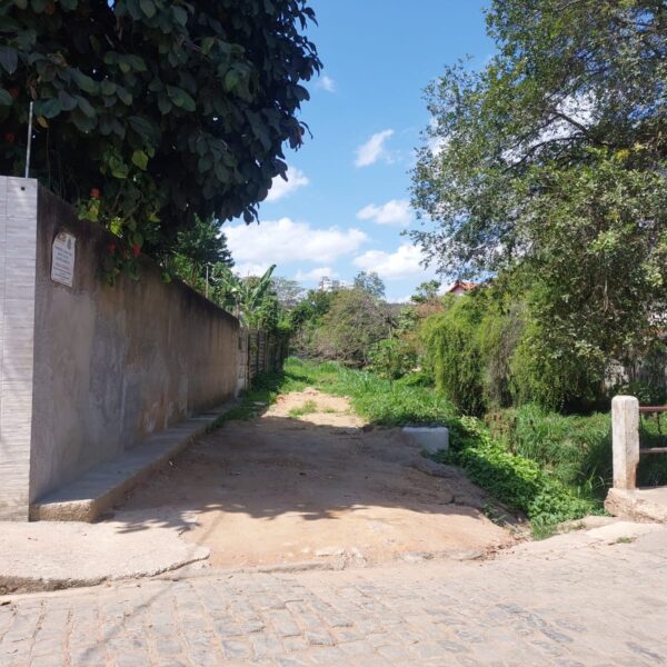 Moradores da Marechal Deodoro alertam para ‘biqueira’ de drogas em área de servidão em Leopoldina