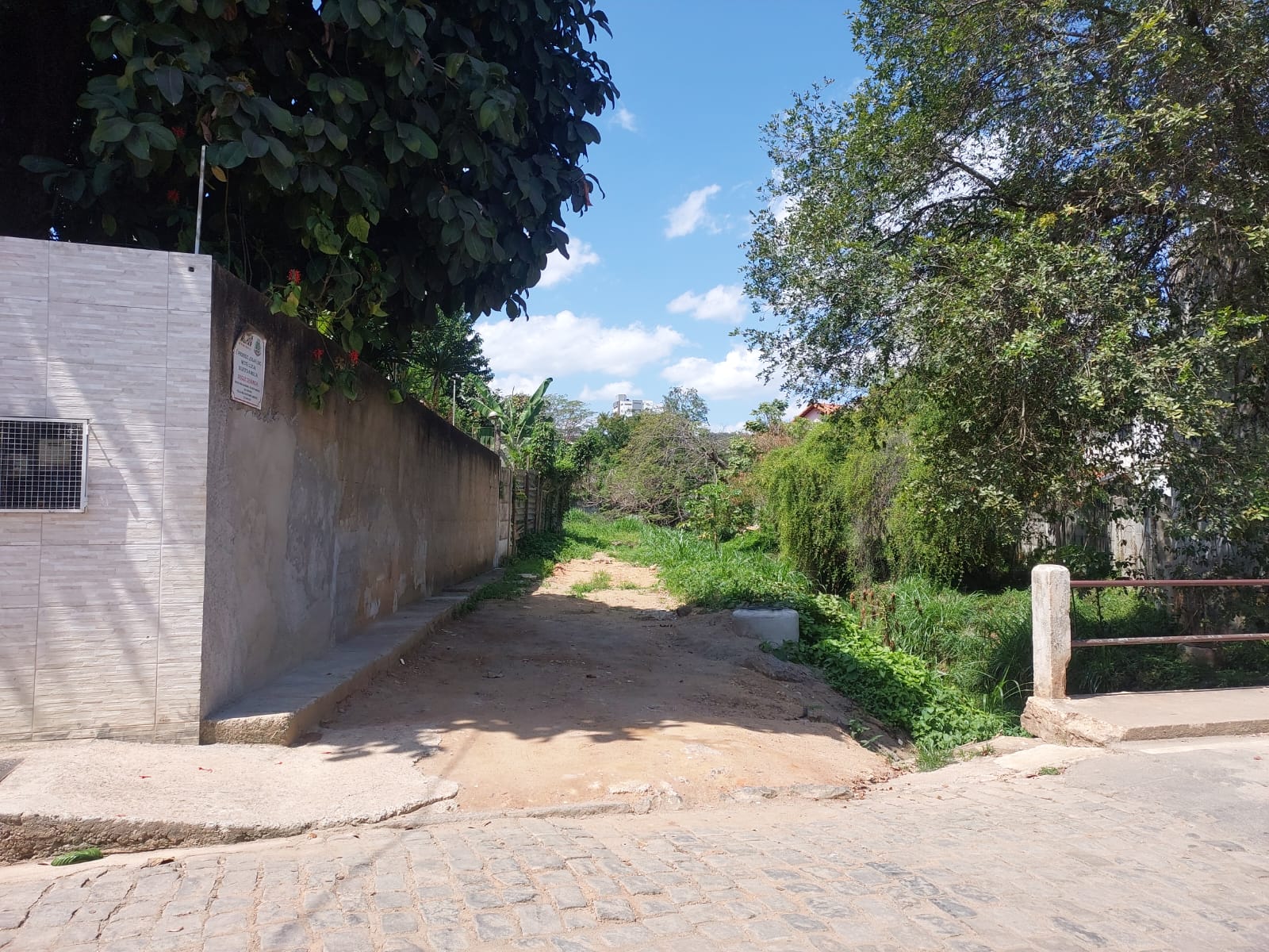 Moradores da Marechal Deodoro alertam para ‘biqueira’ de drogas em área de servidão em Leopoldina