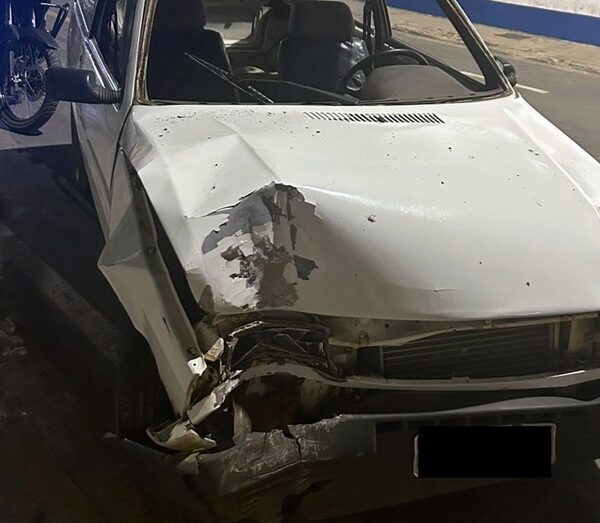 Motorista inabilitado e embriagado bate em poste de iluminação pública em Leopoldina