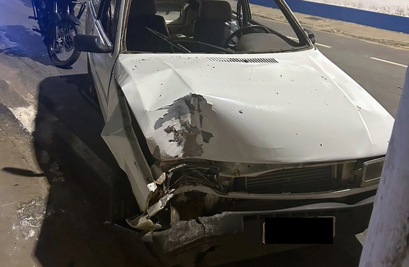 Motorista inabilitado e embriagado bate em poste de iluminação pública em Leopoldina