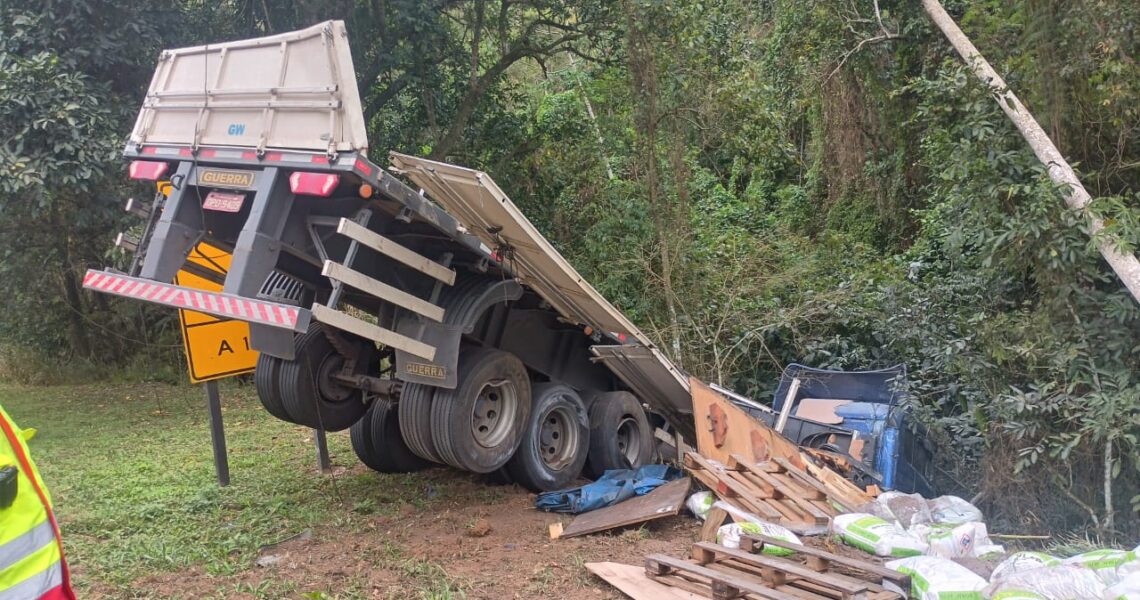 Carreta carregada com fertilizante cai em ribanceira na BR-116 em Leopoldina