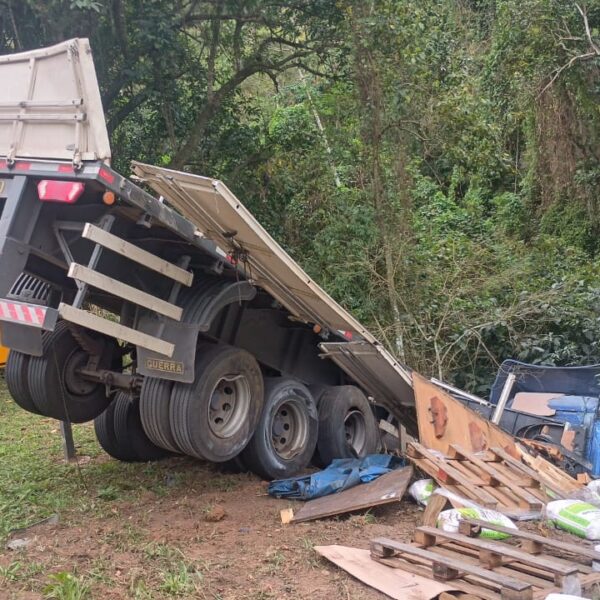 Carreta carregada com fertilizante cai em ribanceira na BR-116 em Leopoldina