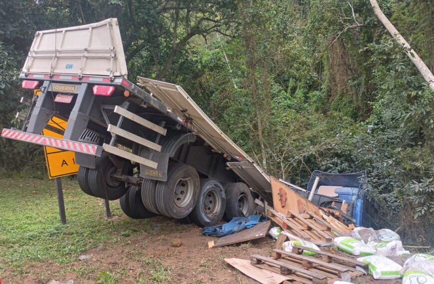 Carreta carregada com fertilizante cai em ribanceira na BR-116 em Leopoldina