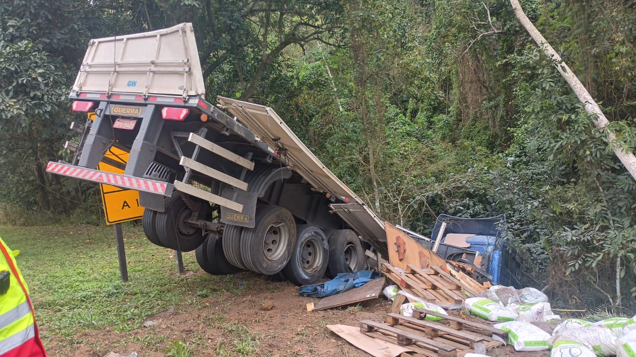 Carreta carregada com fertilizante cai em ribanceira na BR-116 em Leopoldina