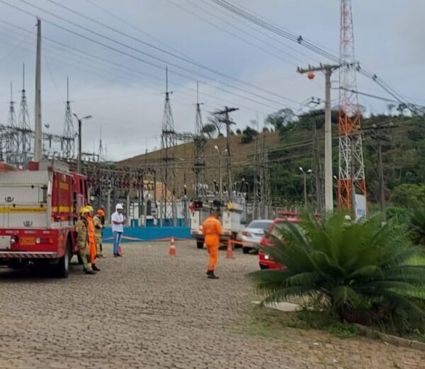 Energisa restabelece energia em cerca de 70% dos clientes afetados por incêndio em subestação em Leopoldina