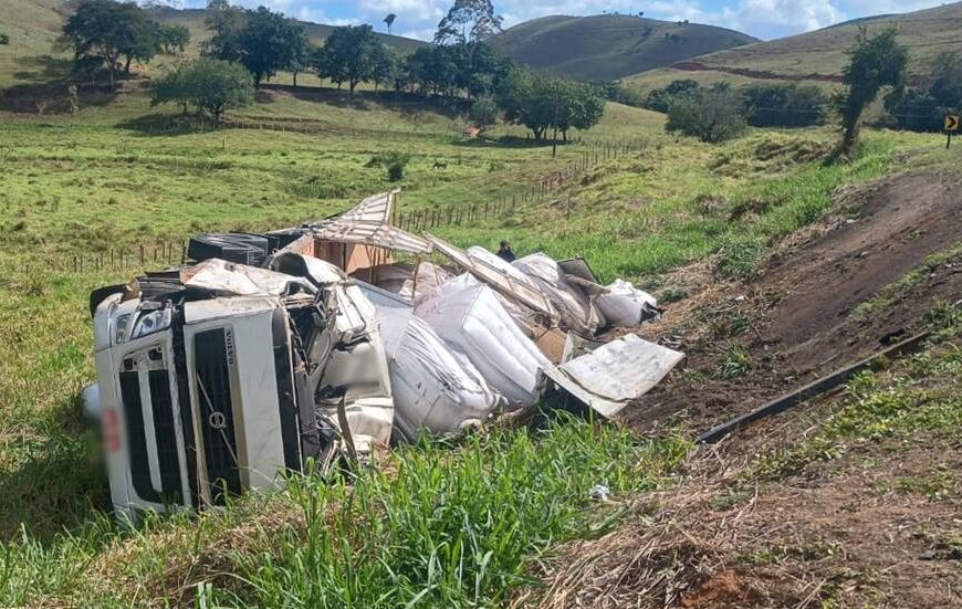Carreta carregada com café tomba na BR-116 em Leopoldina