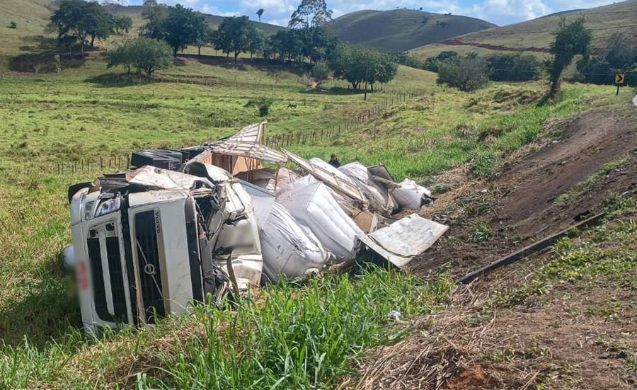 Carreta carregada com café tomba na BR-116 em Leopoldina