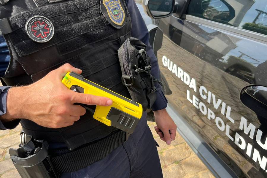 Guarda Municipal de Leopoldina passa a contar com pistola elétrica T10