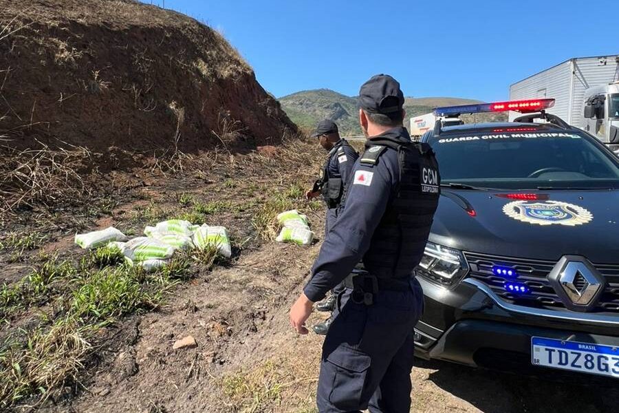 Fertilizantes furtados de carreta acidentada são abandonados em diferentes pontos de Leopoldina