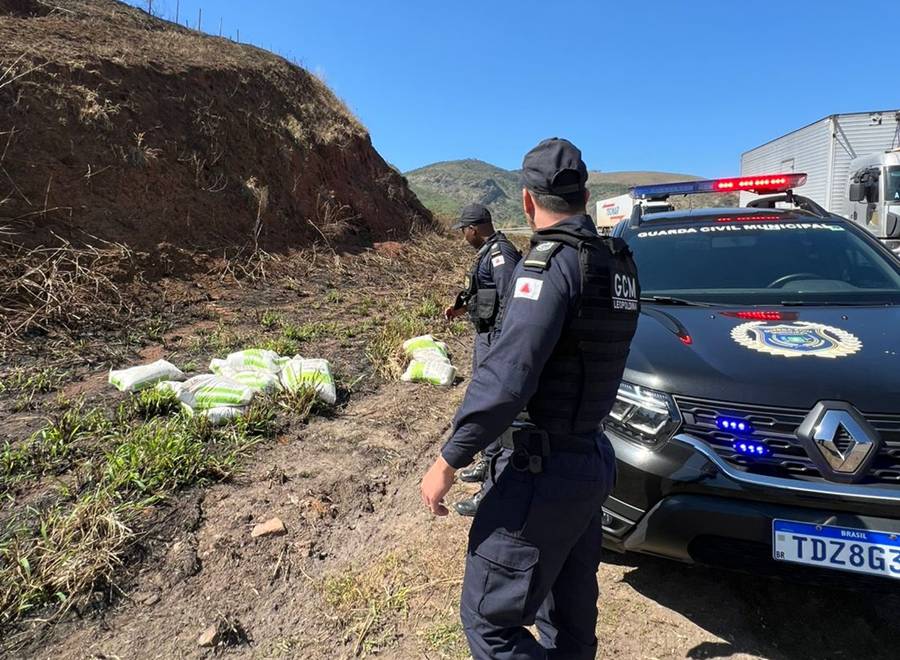 Fertilizantes furtados de carreta acidentada são abandonados em diferentes pontos de Leopoldina