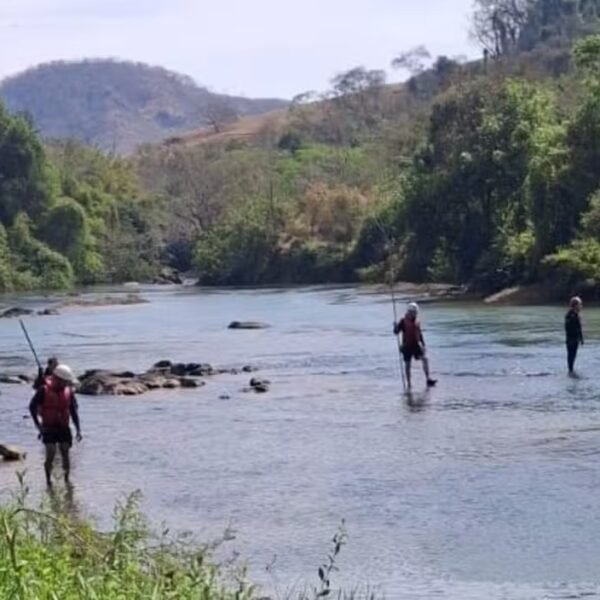 Bombeiros procuram por jovem que escorregou de pedra e caiu em rio durante passeio em Astolfo Dutra
