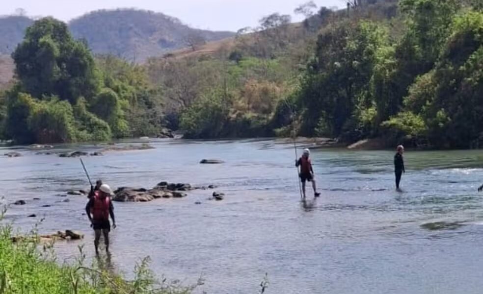 Bombeiros procuram por jovem que escorregou de pedra e caiu em rio durante passeio em Astolfo Dutra