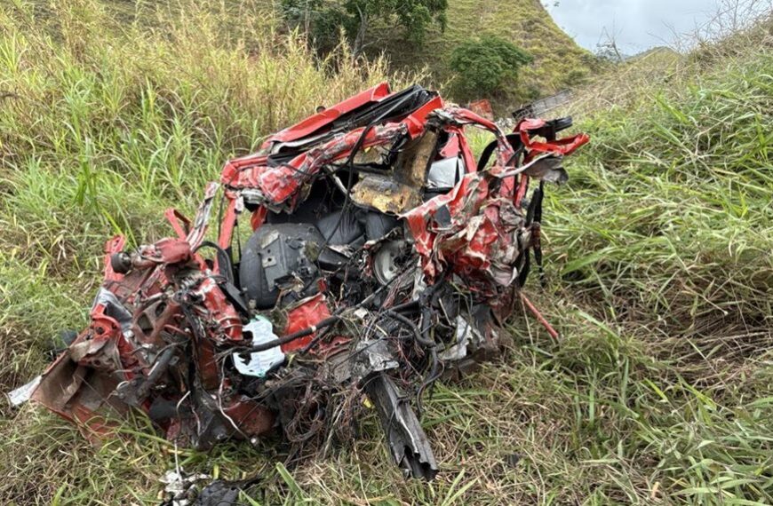 Motorista morre e carro fica totalmente destruído após batida frontal na BR-267 em Argirita