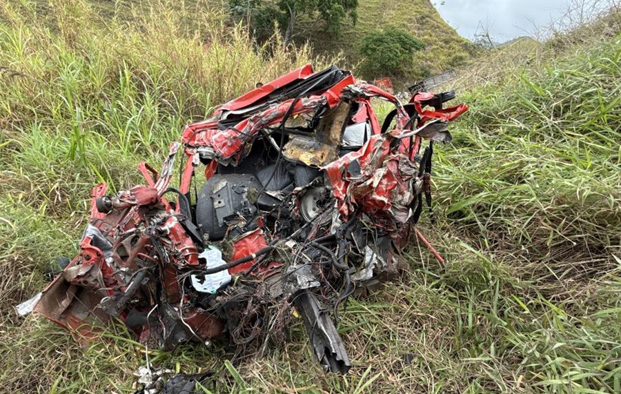 Motorista morre e carro fica totalmente destruído após batida frontal na BR-267 em Argirita