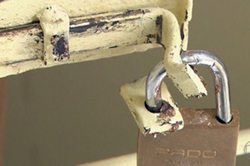 Caminhão tem porta arrombada e parte da carga furtada durante a madrugada em Leopoldina