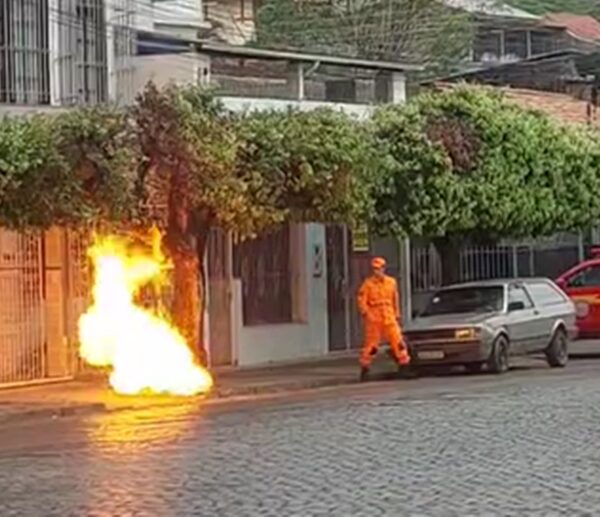 Botijão de gás pega fogo enquanto é trocado e mobiliza bombeiros em Leopoldina