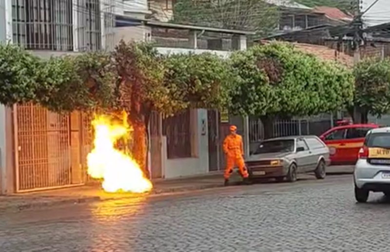Botijão de gás pega fogo enquanto é trocado e mobiliza bombeiros em Leopoldina