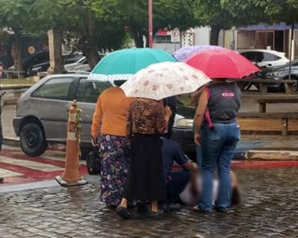 Mulher fica ferida após queda de motocicleta no Centro de Leopoldina