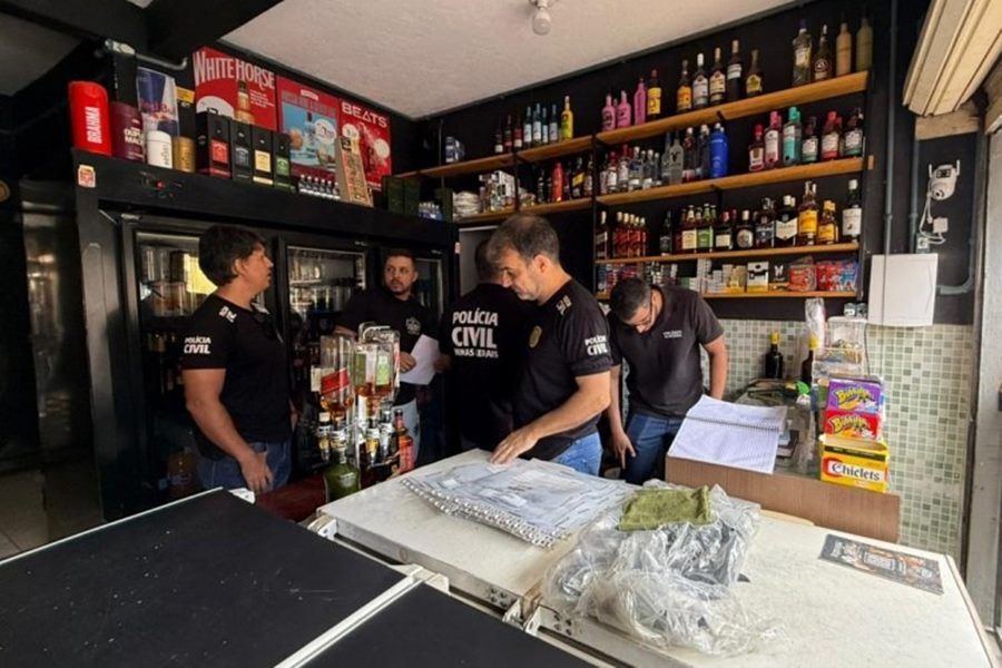 Distribuidora é interditada durante operação de vistoria a bebidas adulteradas em Muriaé