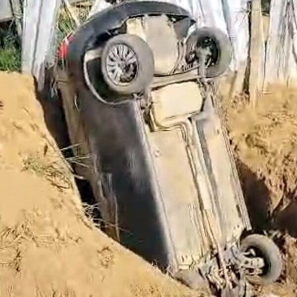 Veículo capota e para em posição vertical após perder o freio em Cataguases