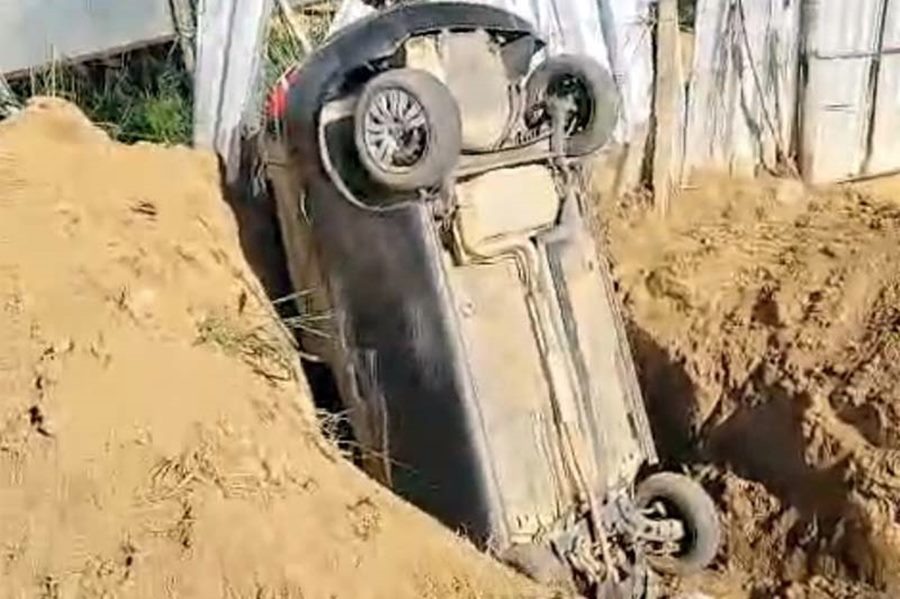 Veículo capota e para em posição vertical após perder o freio em Cataguases