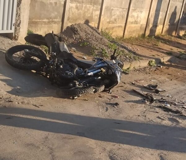 Homem se assusta com viatura da PM e bate moto em carro ao tentar fugir no São Cristóvão em Leopoldina