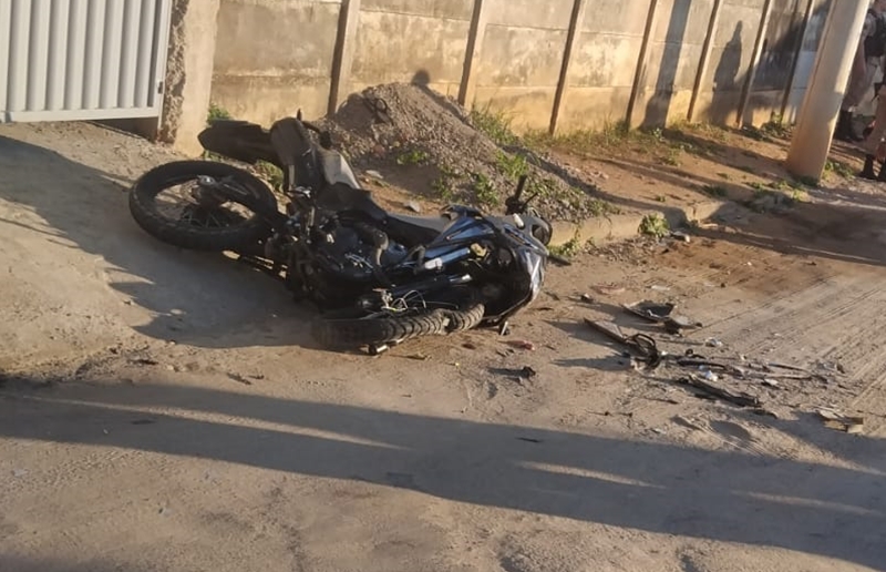 Homem se assusta com viatura da PM e bate moto em carro ao tentar fugir no São Cristóvão em Leopoldina