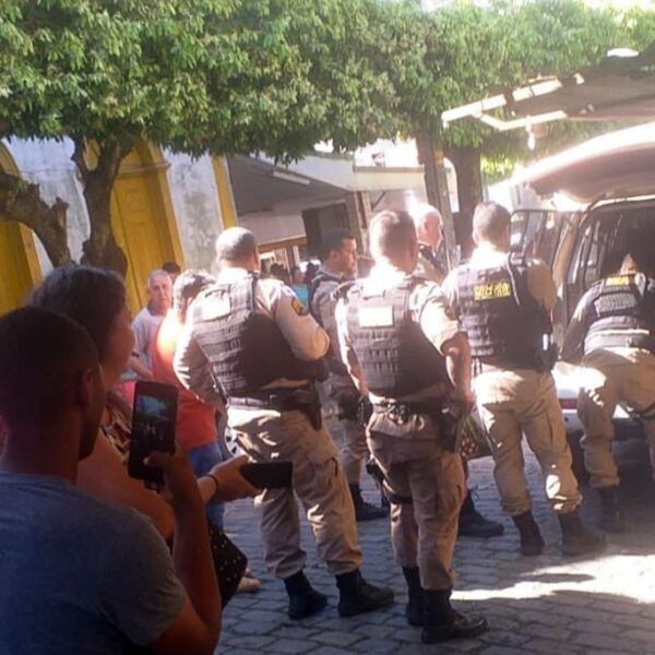 Mulher é detida após agredir idosa e desacatar policiais no Centro de Leopoldina