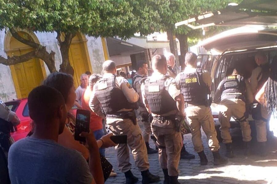 Mulher é detida após agredir idosa e desacatar policiais no Centro de Leopoldina