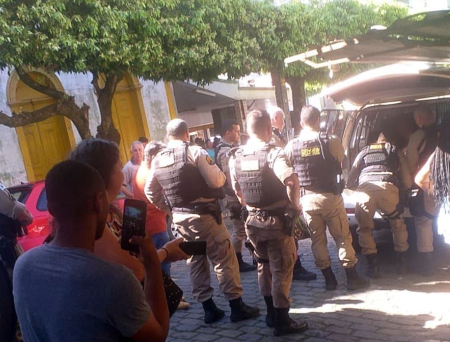 Mulher é detida após agredir idosa e desacatar policiais no Centro de Leopoldina