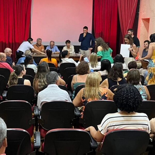 Programa de Regularização Fundiária beneficia novas famílias com entrega de escrituras em Leopoldina