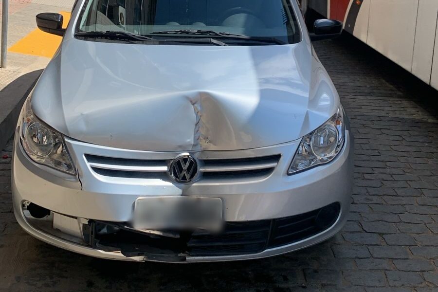 Motorista é detido pela GCM de Leopoldina após bater em poste e fugir; denúncia ajudou na localização do veículo