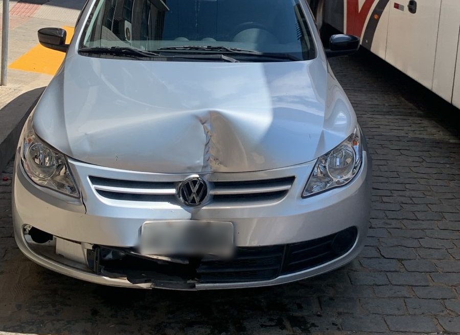 Motorista é detido pela GCM de Leopoldina após bater em poste e fugir; denúncia ajudou na localização do veículo