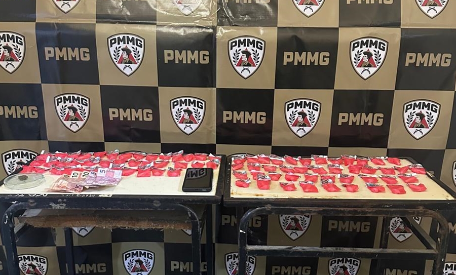 PM apreende pinos de cocaína e prende suspeito de tráfico de drogas em Volta Grande