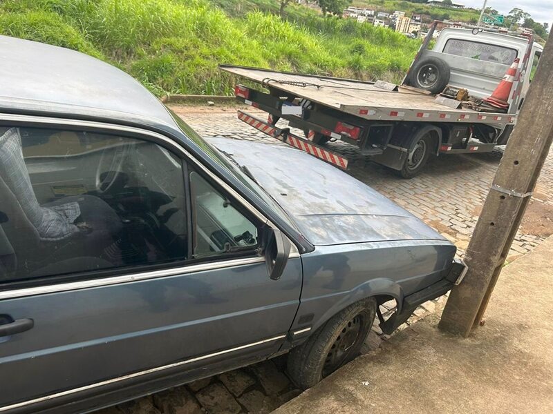 Homem é detido após colidir em poste e ser flagrado dirigindo embriagado em Leopoldina