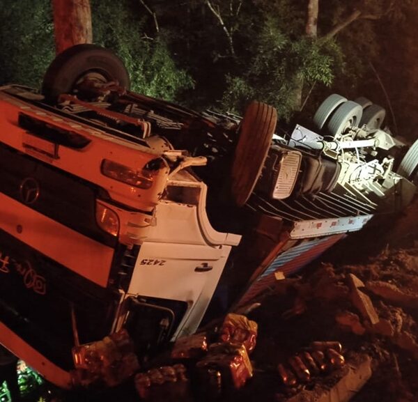 Caminhão carregado com cerveja tomba na BR-116 em Leopoldina