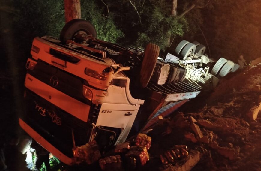 Caminhão carregado com cerveja tomba na BR-116 em Leopoldina