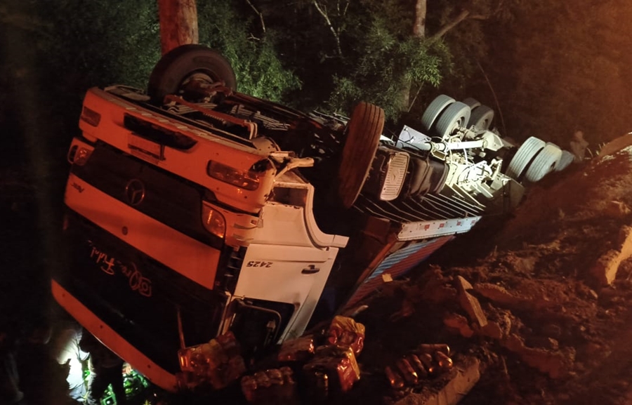 Caminhão carregado com cerveja tomba na BR-116 em Leopoldina