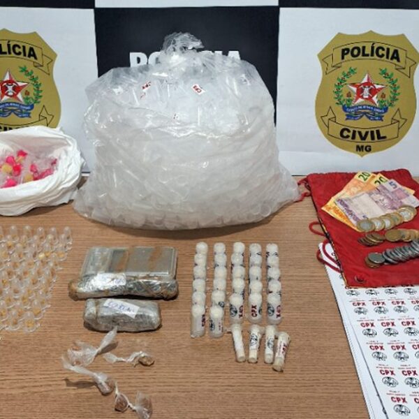 Polícia Civil estoura boca de fumo, prende suspeito de tráfico e apreende drogas em Leopoldina