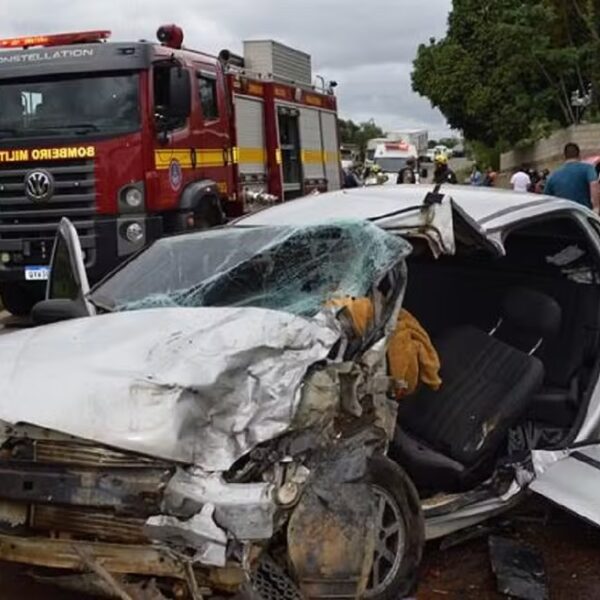 Seis pessoas ficam feridas em batida entre carro e van de prefeitura na BR-356 em Muriaé