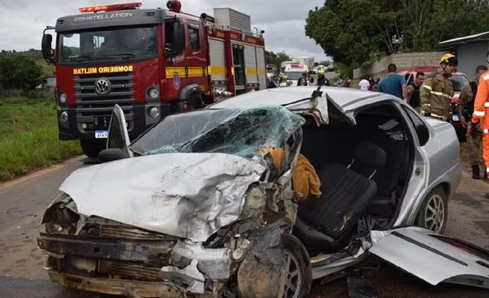 Seis pessoas ficam feridas em batida entre carro e van de prefeitura na BR-356 em Muriaé
