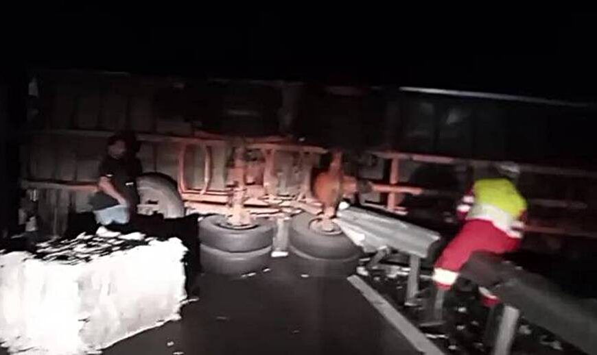 Caminhão carregado com algodão tomba no Belvedere da Serra da Vileta em Leopoldina