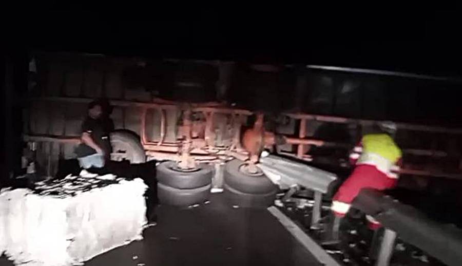 Caminhão carregado com algodão tomba no Belvedere da Serra da Vileta em Leopoldina