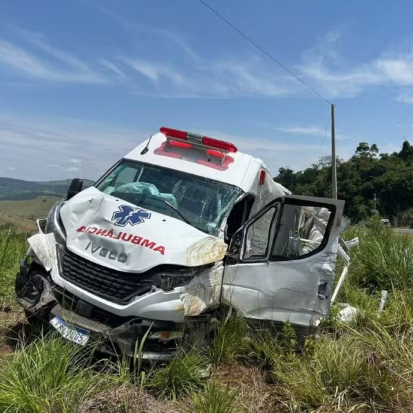 Carreta tomba em curva e atinge ambulância que levava paciente para o Hospital do Câncer em Muriaé