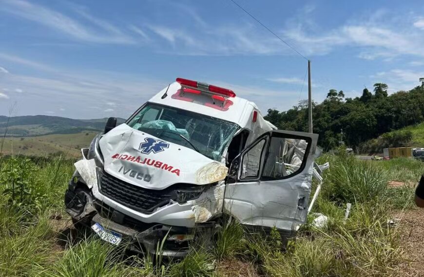 Carreta tomba em curva e atinge ambulância que levava paciente para o Hospital do Câncer em Muriaé