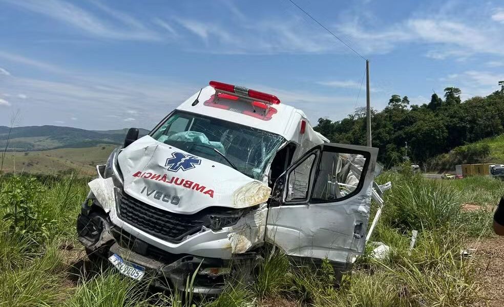 Carreta tomba em curva e atinge ambulância que levava paciente para o Hospital do Câncer em Muriaé